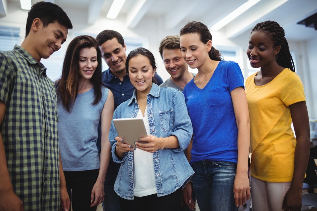 Grupo de estudantes sorrindo